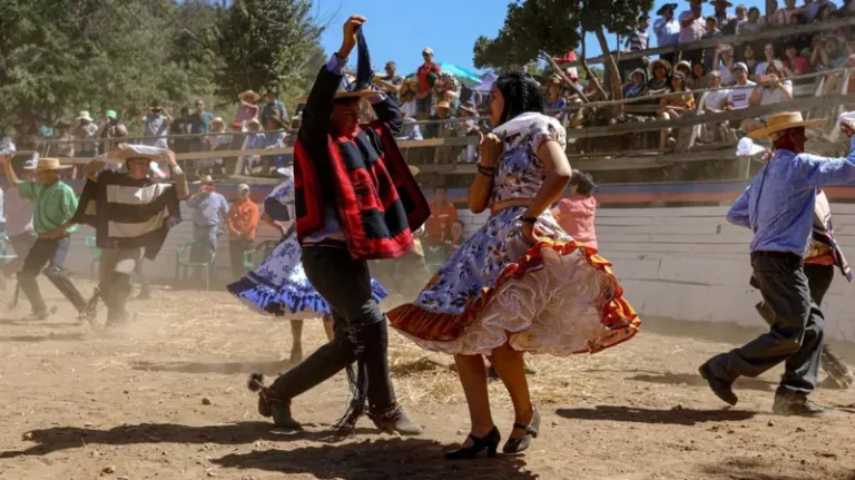 Nueva Gira y Renovación Sonora: El Canto de Raíz Folclórica y la Cueca Urbana Rejuvenecen la Cartelera Tradicional Chilena