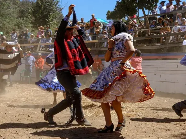 Nueva Gira y Renovación Sonora: El Canto de Raíz Folclórica y la Cueca Urbana Rejuvenecen la Cartelera Tradicional Chilena