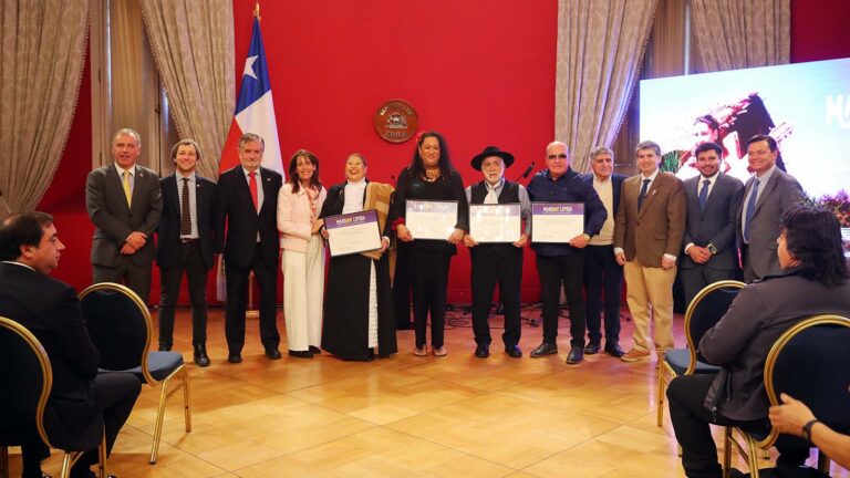 Ministro Undurraga encabeza la entrega del Premio Margot Loyola Palacios 2026 en el Palacio de La Moneda